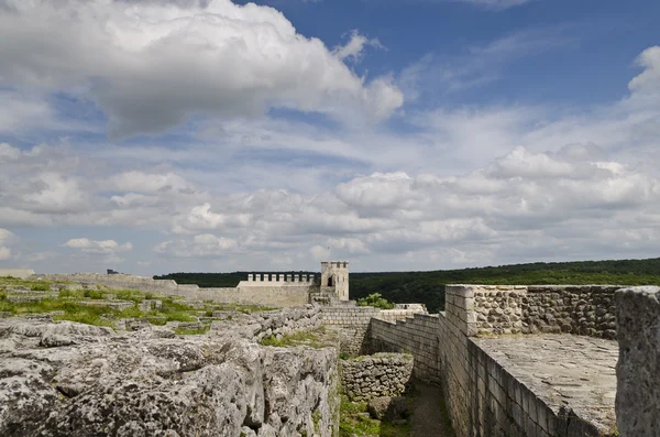 Oude ruïnes van een middeleeuwse vesting dicht bij de stad van Shumen, Bulgarije — Stockfoto