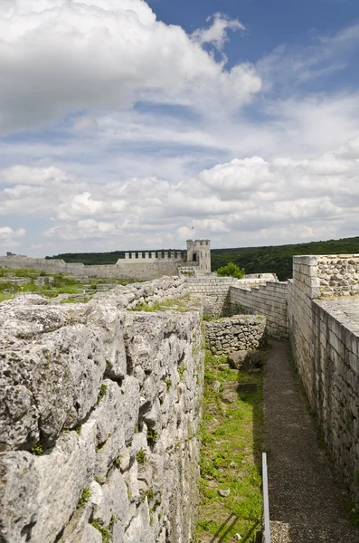 Antiche rovine di una fortezza medievale vicino alla città di Shumen, Bulgaria — Foto Stock