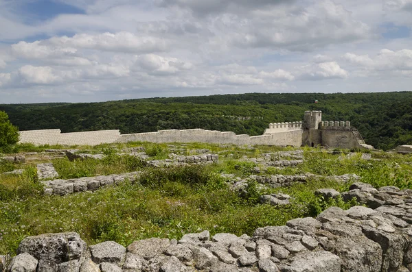 Древние руины средневековой крепости недалеко от города Шумен, Болгария — стоковое фото