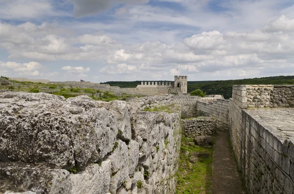Oude ruïnes van een middeleeuwse vesting dicht bij de stad van Shumen, Bulgarije — Stockfoto