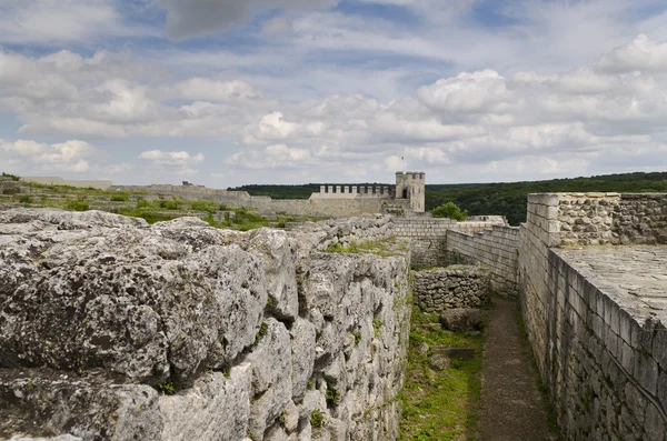 Antiche rovine di una fortezza medievale vicino alla città di Shumen, Bulgaria — Foto Stock