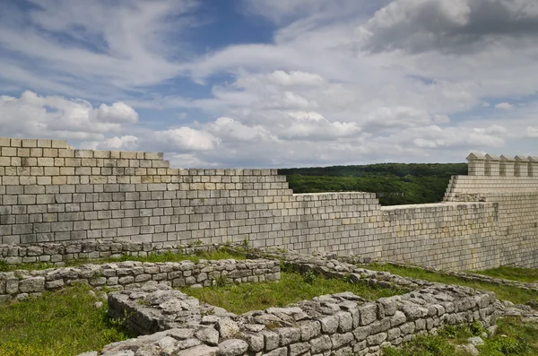Antiche rovine di una fortezza medievale vicino alla città di Shumen, Bulgaria — Foto Stock