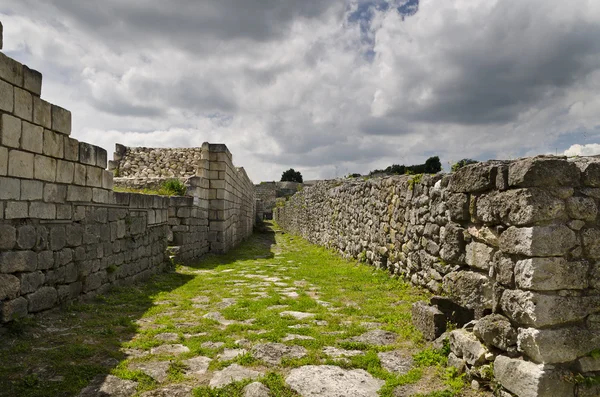 Antiche rovine di una fortezza medievale vicino alla città di Shumen, Bulgaria — Foto Stock