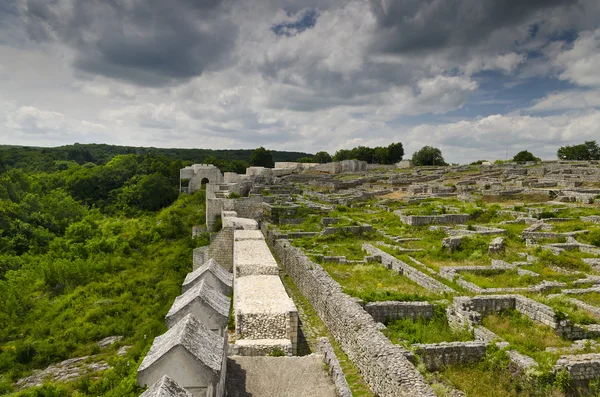 Ruínas antigas de uma fortaleza medieval perto da cidade de Shumen, Bulgária — Fotografia de Stock