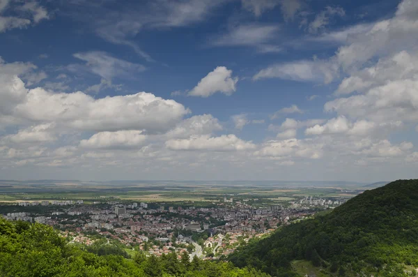 Вид на город Шумен, Болгария, с высокой средневековой крепости — стоковое фото