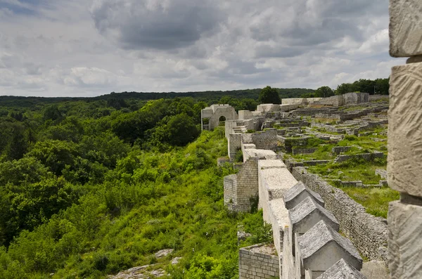 Gamle ruiner av en middelalderfestning nær byen Sjumen i Bulgaria – stockfoto