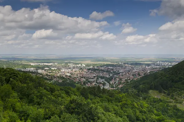 A view to the town of Shumen, Bulgaria, from the high medieval fortress — Stock Photo, Image