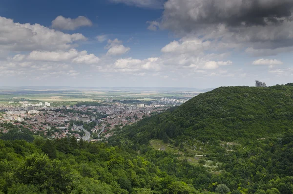Una vista a la ciudad de Shumen, Bulgaria, desde la fortaleza medieval — Foto de Stock