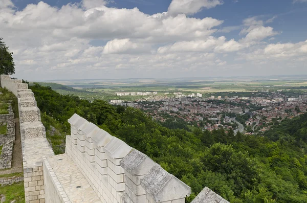 Antiche rovine di una fortezza medievale vicino alla città di Shumen, Bulgaria — Foto Stock