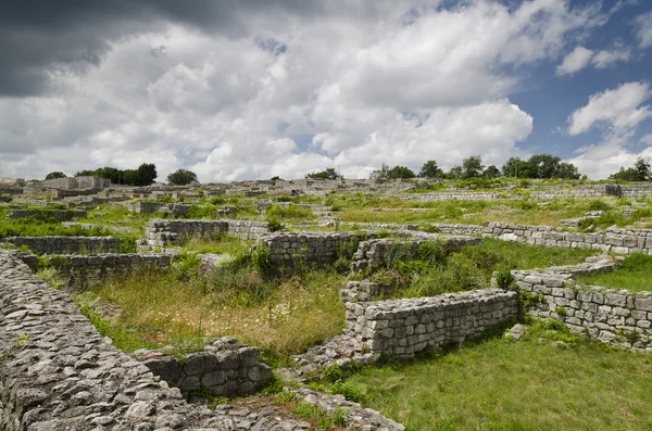 Antiguas ruinas de una fortaleza medieval cerca de la ciudad de Shumen, Bulgaria — Foto de Stock