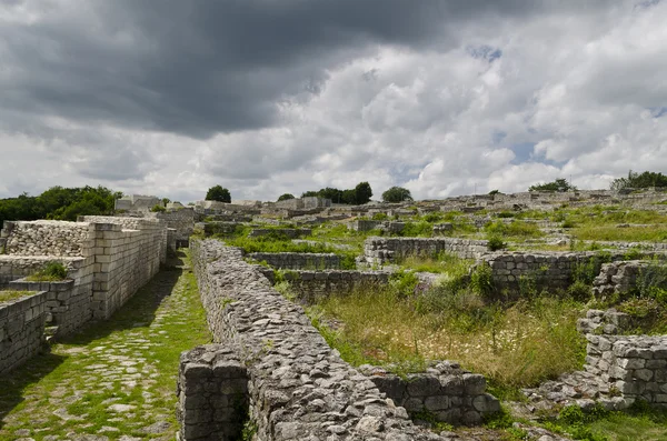 Antiche rovine di una fortezza medievale vicino alla città di Shumen, Bulgaria — Foto Stock