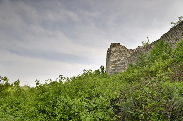 Antiguas ruinas de una fortaleza medieval cerca del pueblo de Cherven, Bulgaria — Foto de Stock