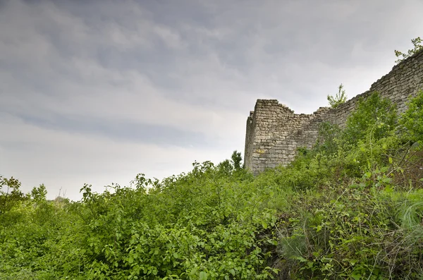 Ruínas antigas de uma fortaleza medieval perto da aldeia de Cherven, Bulgária — Fotografia de Stock