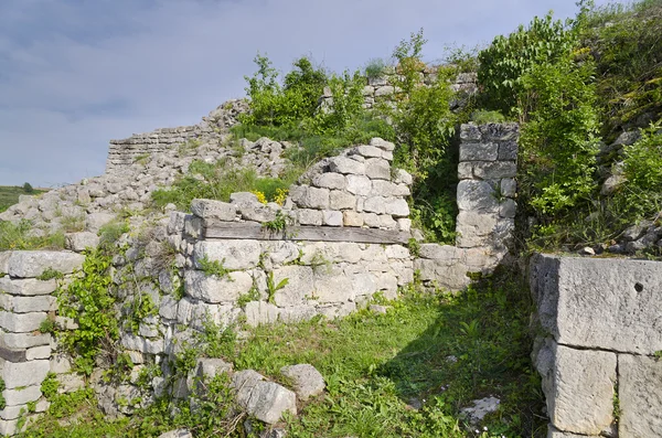 Oude ruïnes van een middeleeuwse vesting dicht bij het dorp van Tsjervern, Bulgarije — Stockfoto