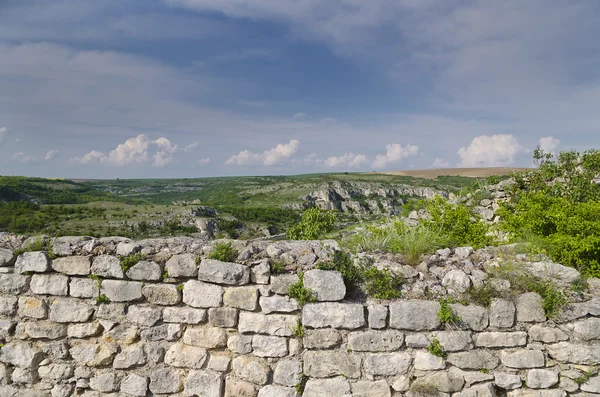 Starożytne ruiny średniowiecznej twierdzy w pobliżu miejscowości Cherven, Bułgaria — Zdjęcie stockowe