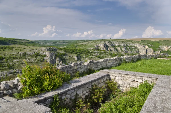 Ruínas antigas de uma fortaleza medieval perto da aldeia de Cherven, Bulgária — Fotografia de Stock