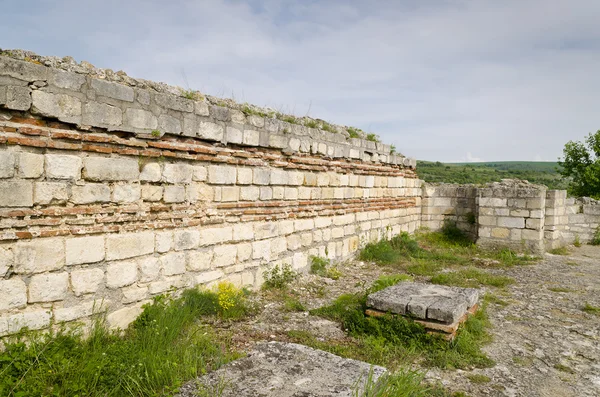 Oude ruïnes van een middeleeuwse vesting dicht bij het dorp van Tsjervern, Bulgarije — Stockfoto