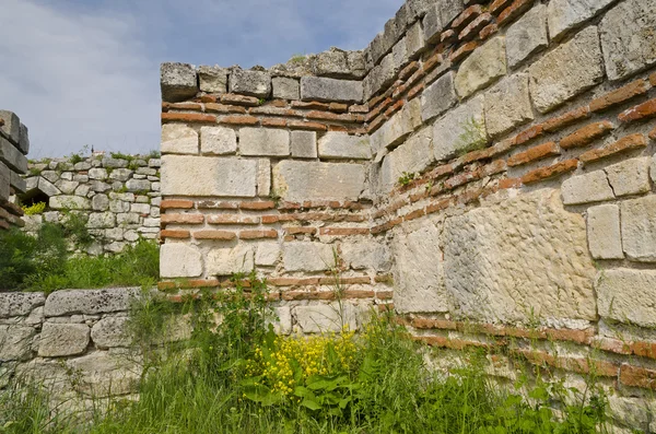 Antiche rovine di una fortezza medievale vicino al villaggio di Cherven, Bulgaria — Foto Stock