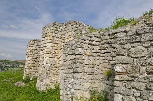 Antiche rovine di una fortezza medievale vicino al villaggio di Cherven, Bulgaria — Foto Stock