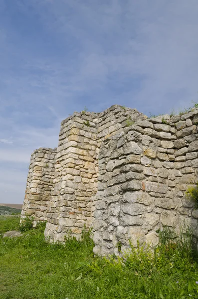 Gamle ruiner av en middelalderfestning nær landsbyen Tsjerven i Bulgaria – stockfoto