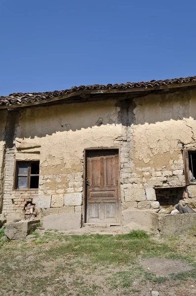 Oud vervallen huis in de buurt van het dorp katselovo — Stockfoto