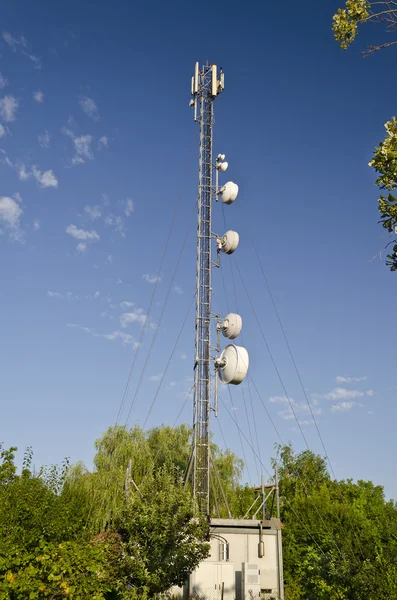 Wieża z anteny i niebieski i pochmurne niebo — Zdjęcie stockowe