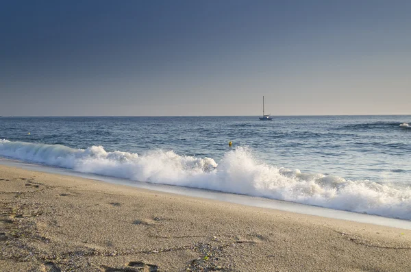 Spetterende golven op het strand - Bulgaarse kustlandschappen — Stockfoto