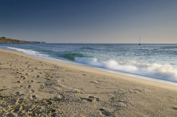 Spetterende golven op het strand - Bulgaarse kustlandschappen — Stockfoto