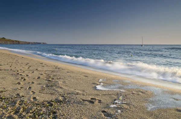 Plätschernde Wellen am Strand - Bulgarische Küstenlandschaften — Stockfoto