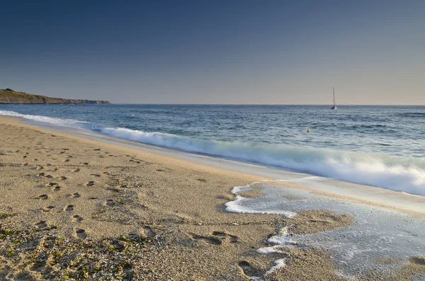 Spetterende golven op het strand - Bulgaarse kustlandschappen — Stockfoto