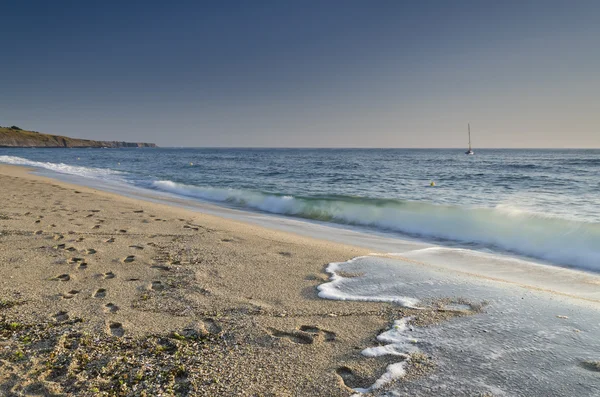 Spetterende golven op het strand - Bulgaarse kustlandschappen — Stockfoto