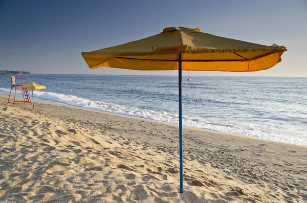 Salpicando olas en la playa - paisajes costeros búlgaros — Foto de Stock