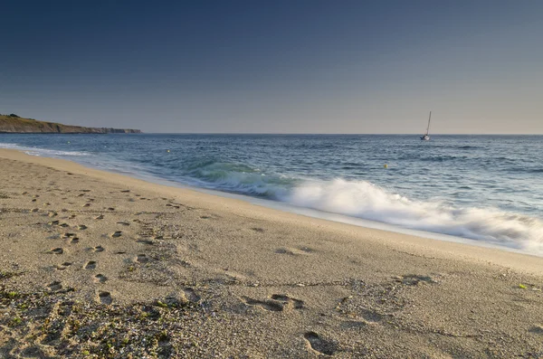 Spetterende golven op het strand - Bulgaarse kustlandschappen — Stockfoto