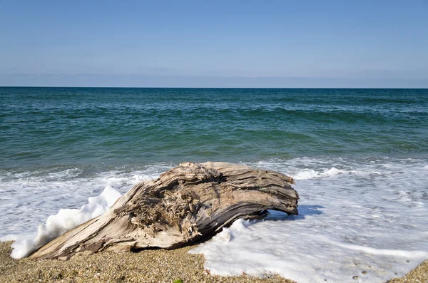 Spetterende golven op het strand - Bulgaarse kustlandschappen — Stockfoto