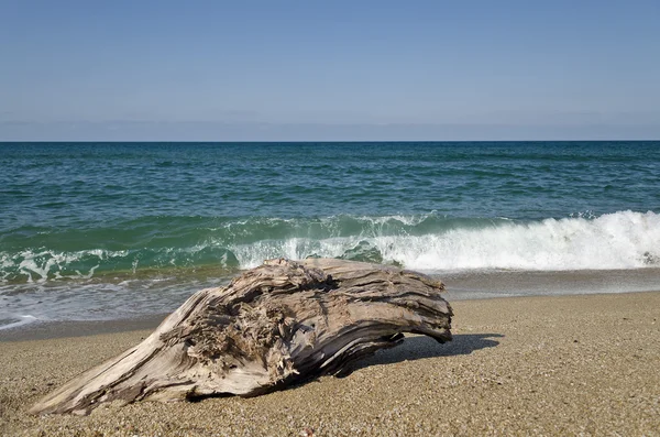 Spetterende golven op het strand - Bulgaarse kustlandschappen — Stockfoto