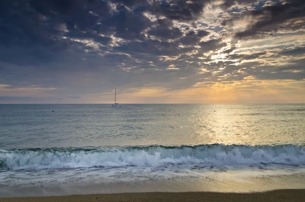 Eeuwigheid aan Bulgaarse zandige kust in de buurt van zonsopgang meditatie — Stockfoto