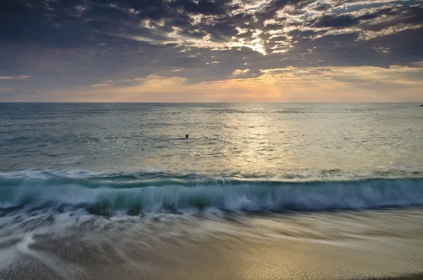 Eeuwigheid aan Bulgaarse zandige kust in de buurt van zonsopgang meditatie — Stockfoto