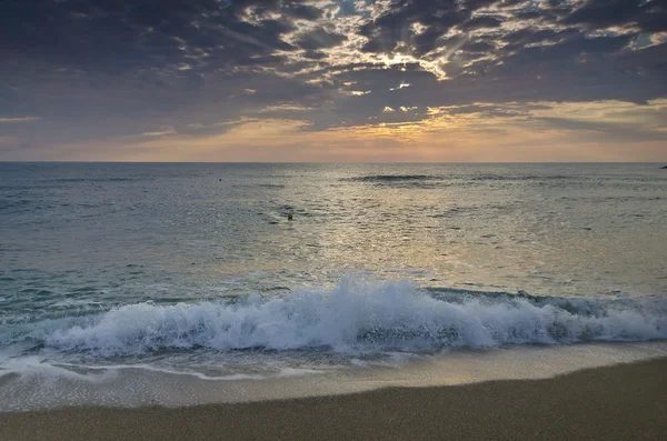 Eeuwigheid aan Bulgaarse zandige kust in de buurt van zonsopgang meditatie — Stockfoto