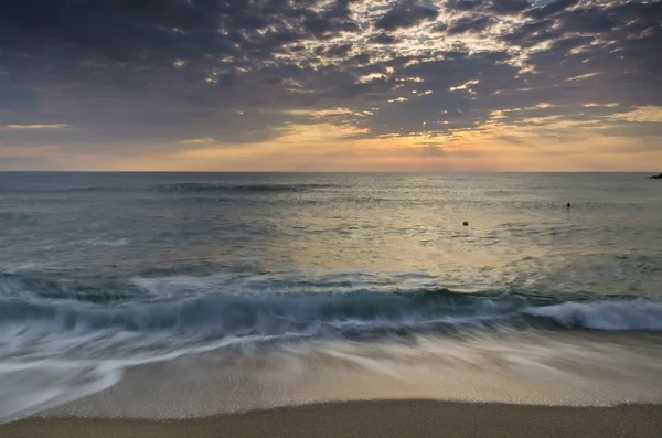 Eeuwigheid aan Bulgaarse zandige kust in de buurt van zonsopgang meditatie — Stockfoto