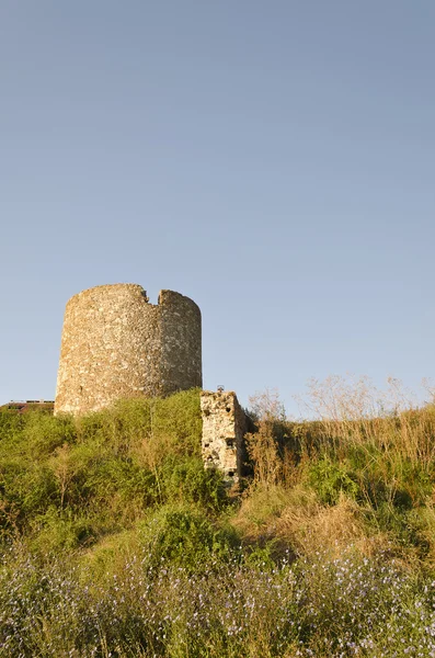 Ruïnes van de oude oude toren op zee nessebar, Bulgarije — Stockfoto