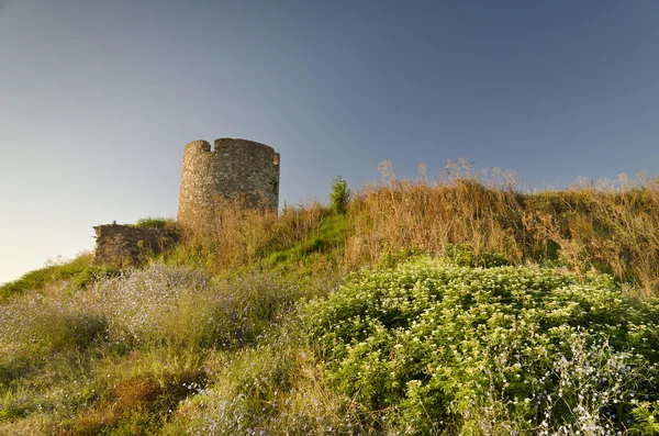 Ruïnes van de oude oude toren op zee nessebar, Bulgarije — Stockfoto