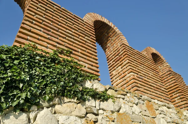 Ruïnes van de oude Basiliek van de heilige moeder van God Eleousa, Nesebar, Bulgarije — Stockfoto