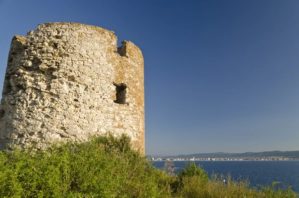 Ruinas de la antigua torre a orillas del mar Nessebar, Bulgaria —  Fotos de Stock