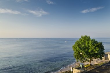 Sonsuzluk Bulgar kumlu kıyıya yakın yerde gündoğumu meditasyon üzerinde