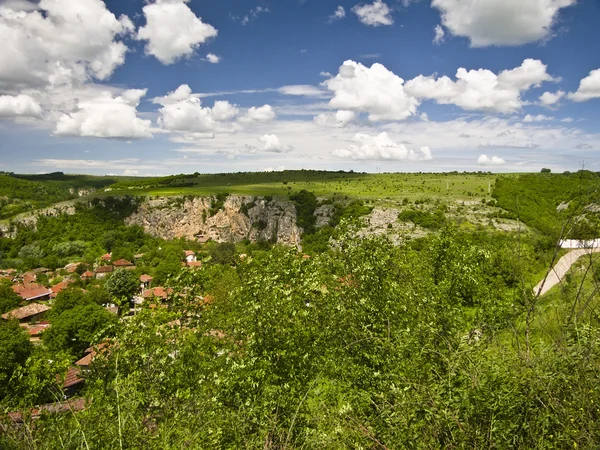 Uitzicht vanaf hoge naar mooie dorp Nisovo-Bulgarije — Stockfoto
