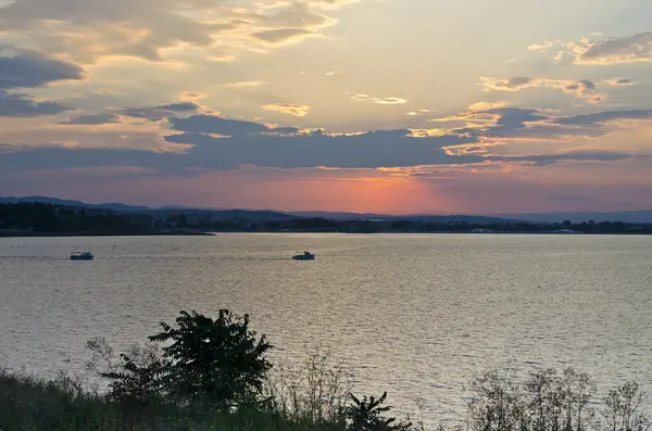 Fisher boot op de Zwarte Zee tijdens zonsopgang — Stockfoto