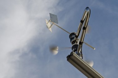 anemometre ve Rüzgar vane mavi gökyüzü üzerinde