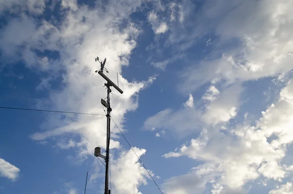 Anemometre ve Rüzgar vane mavi gökyüzü üzerinde — Stok fotoğraf