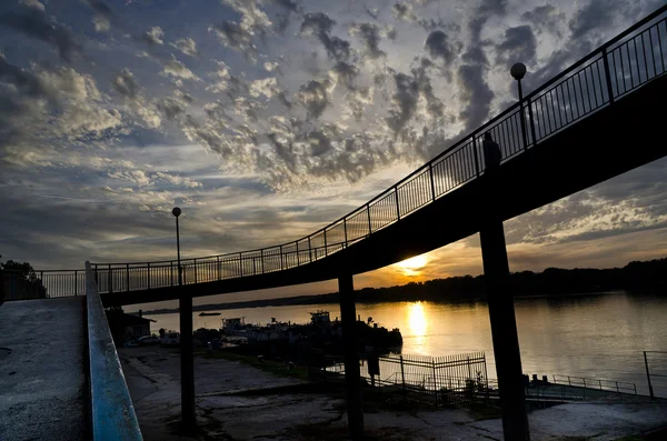 Hermoso cielo al atardecer en Ruse, río Danubio — Foto de Stock