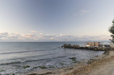 Bulgaristan 'ın Ravda tatil beldesinde plajda gün doğumu